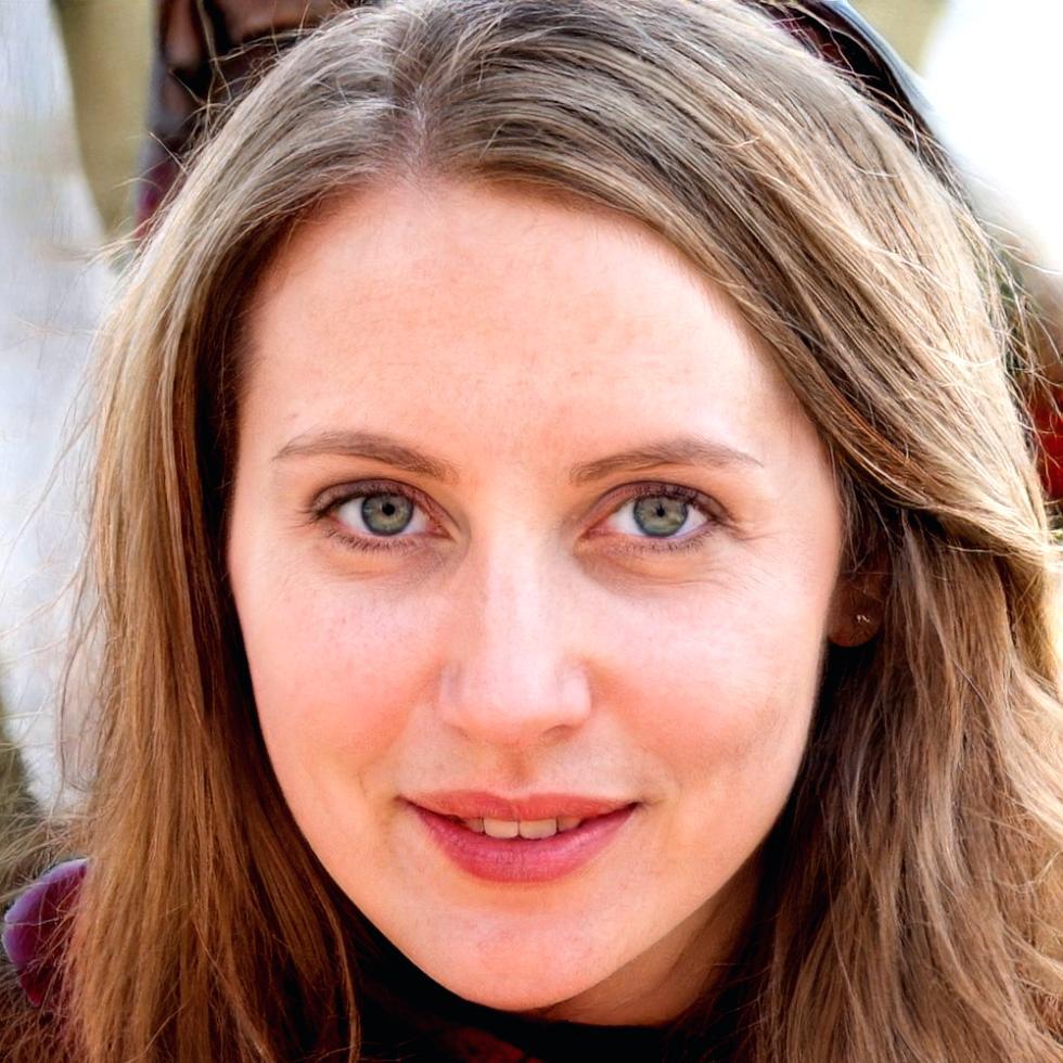 Profesional revisando actualizaciones de legislación en ciberseguridad