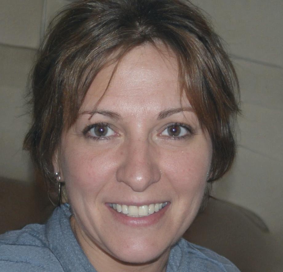 Profesional revisando regulaciones digitales