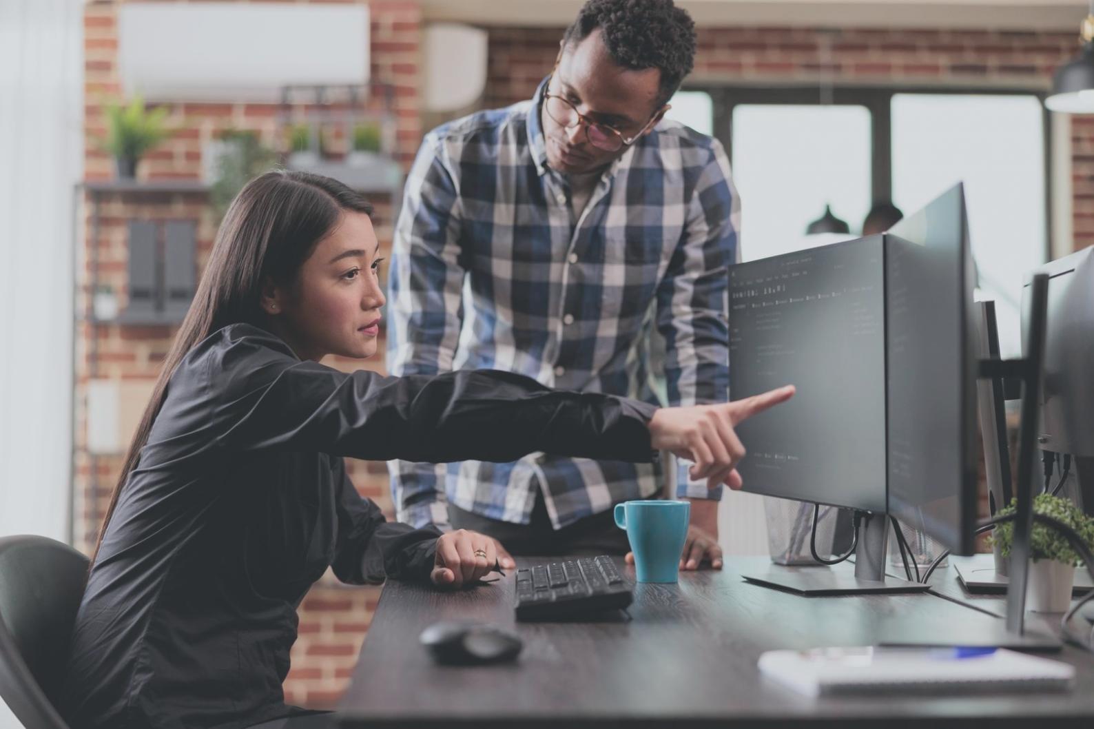 Workspace profesional con documentación legal sobre ciberseguridad